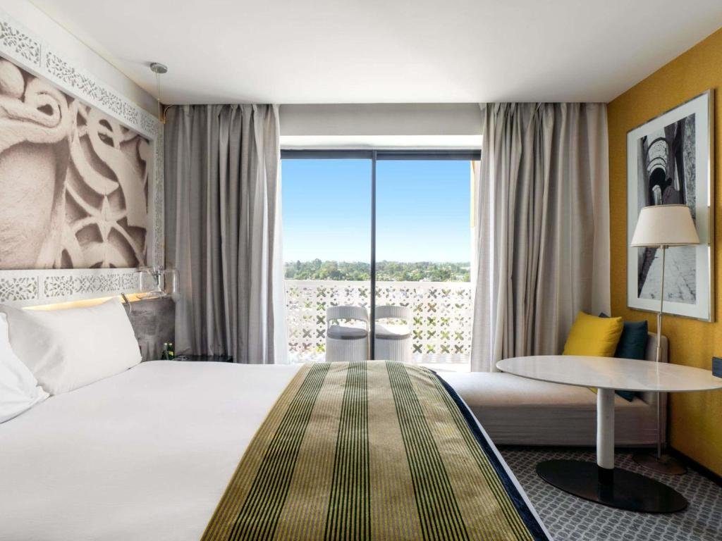 Deluxe Club Room with King-Size Bed